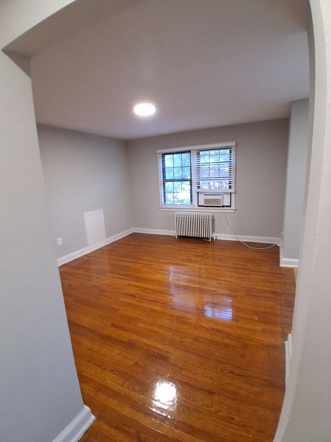 Interior Photo - 1266 MORSE ST NE