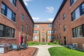 Building Photo - 7421 N Clark St