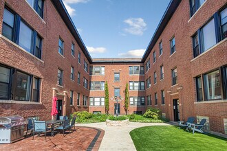 Building Photo - 7423 N Clark St