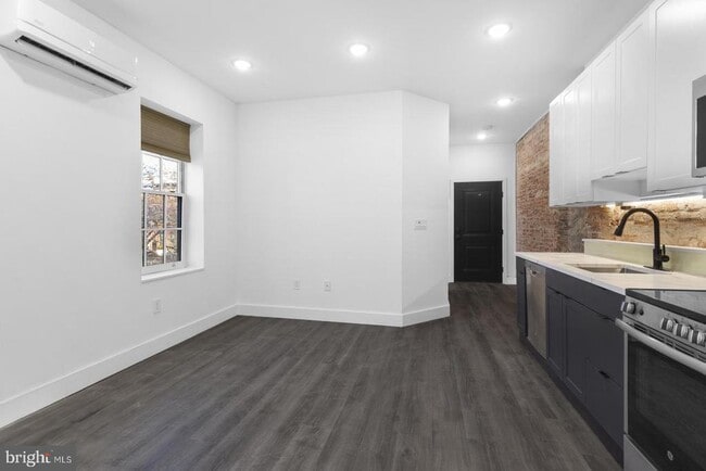 Building Photo - 212 Catharine St