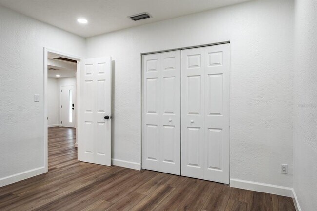 Building Photo - 781 40th Ave NE