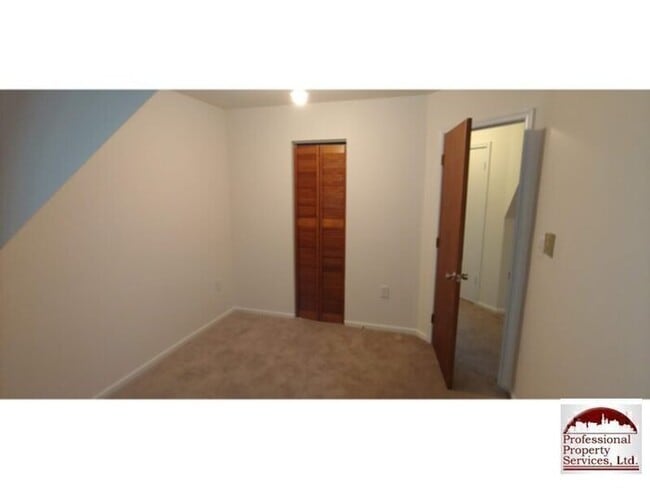 Building Photo - Country Living Near Commuter Routes