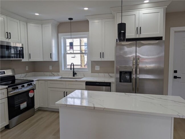 Building Photo - 56 Diamond St