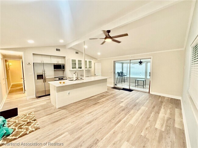Building Photo - 403 Lake Lotela Dr