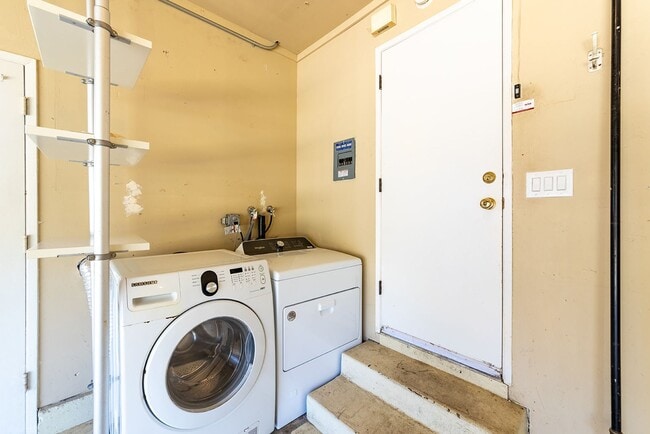 Building Photo - Spacious single level Home with A/C on the Golf Course!