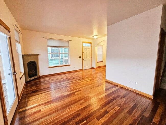 Building Photo - Lovely 2 Bedroom Townhouse Within Walking Distance to Historic Downtown Poulsbo