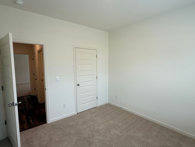 Building Photo - Springville Schools One Level 4 Bedroom / 3 Bathroom/ 3 Car Garage