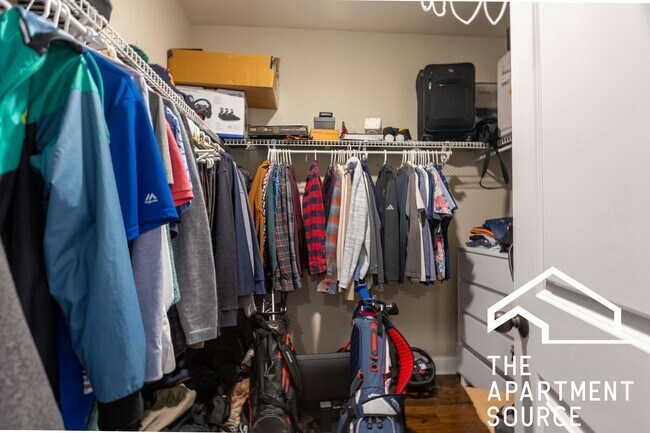 Building Photo - 1136 W Diversey Pkwy