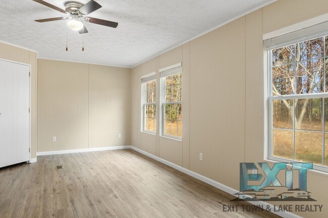 Building Photo - Beautiful Fully Renovated 3 Bed 2 Bath Home