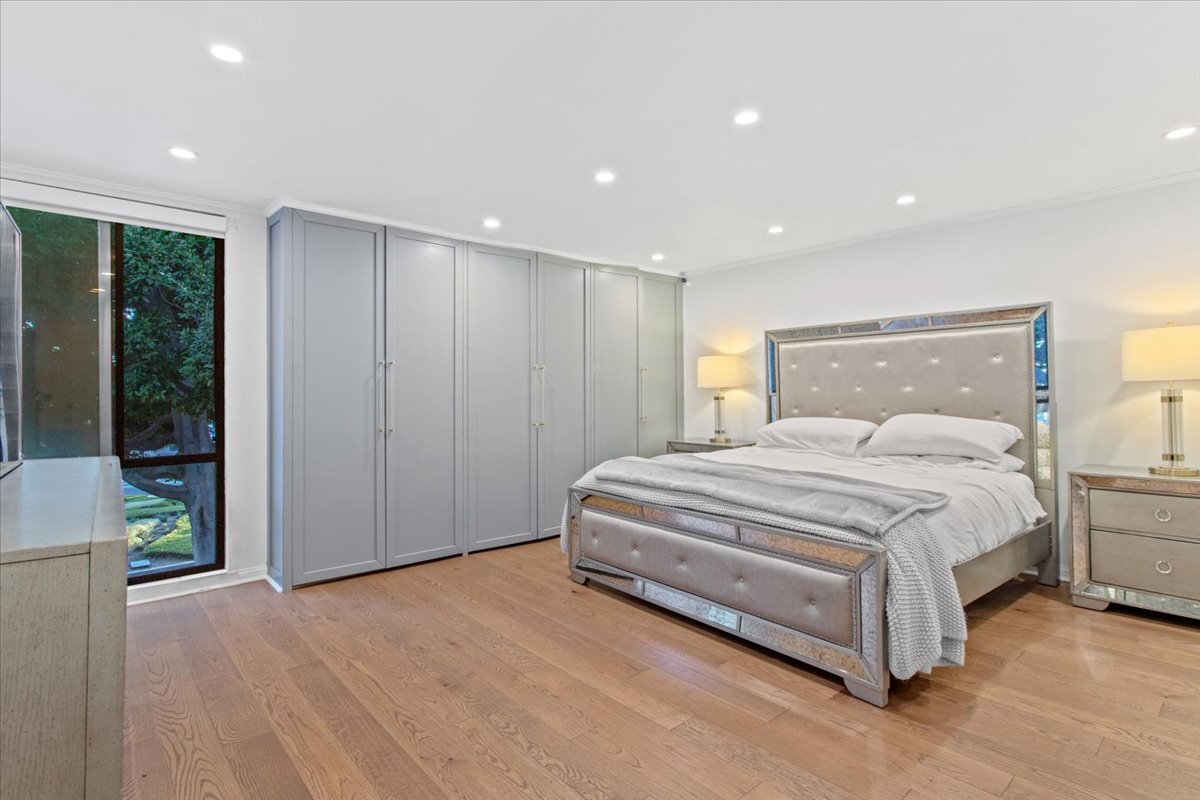 Building Photo - 9311 Burton Way