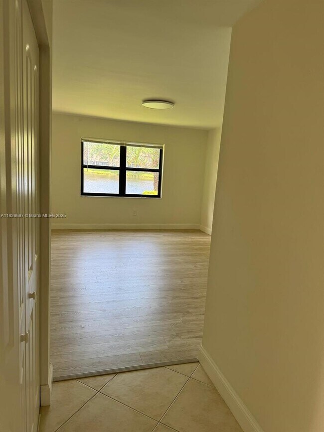 Building Photo - 9293 Vista Del Lago