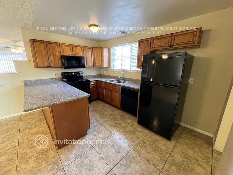 Building Photo - 4454 W Avalon Dr