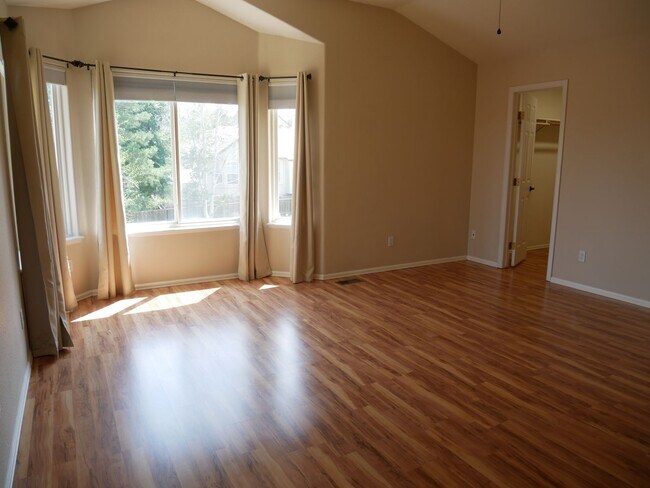 Building Photo - 4 Bedroom, 3.5 Bathroom Home with A/C! - A...
