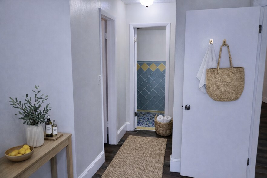 Building Photo - 1351 NE 191st St