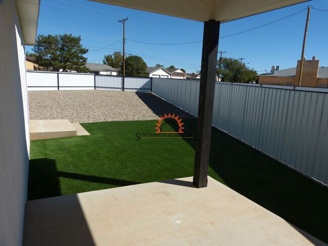 Building Photo - Spacious 2 bedroom 2 bath Duplex.