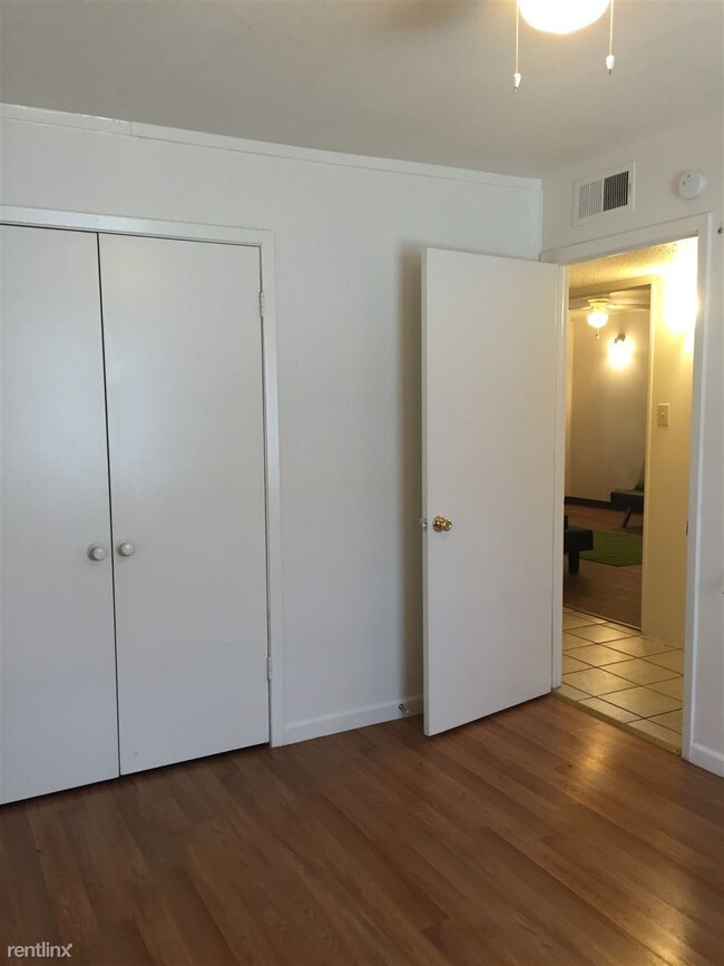 Building Photo - 2 br, 1 bath Apartment - University Manor