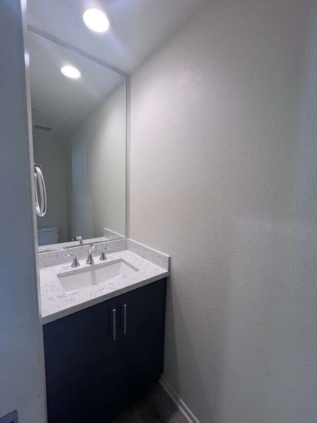 Building Photo - Gorgeous Like-New 4BD/3.5BA Oceanside Townhome! Bright & Airy Open Floor Plan, Stainless Applianc...