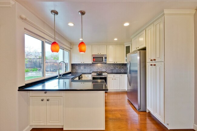 Building Photo - Warm and Inviting 3 bedroom, 2 Bath Home