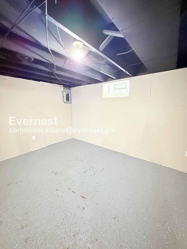 Building Photo - 15472 Lauder St