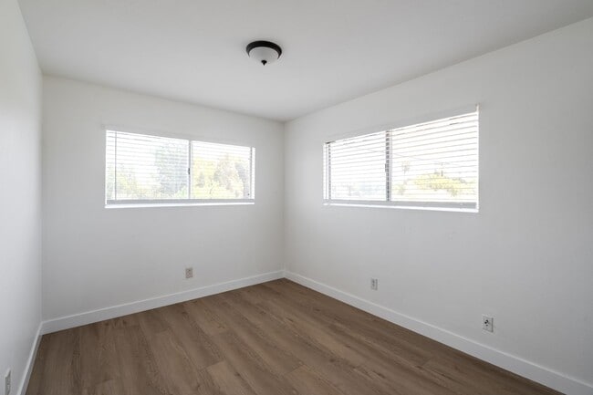 Building Photo - Private pool with canyon views!