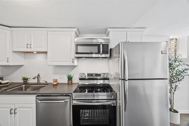 Building Photo - "Spacious 5-Bedroom Gem with Hardwood Floors & Cozy Fireplace in Denver's Heart!"