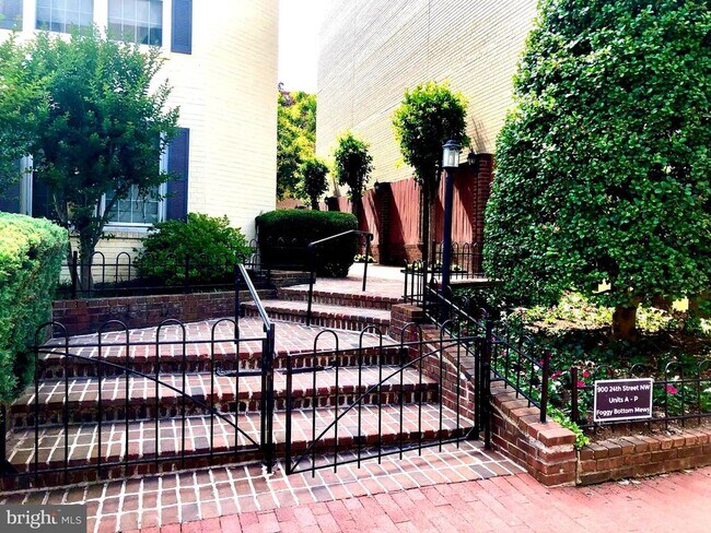 Building Photo - 900 24th St NW