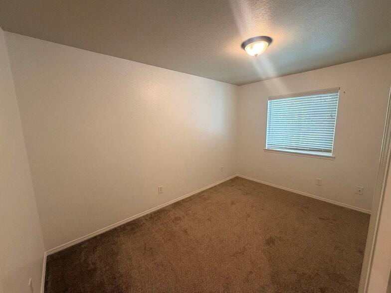 Building Photo - 4713 SE Ina Ave