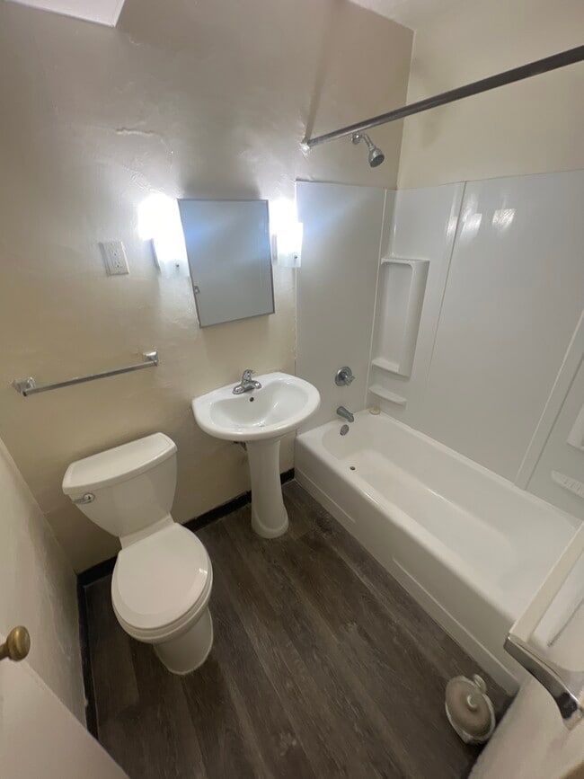 Building Photo - Centre Tower