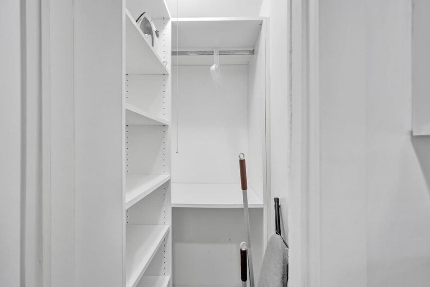 Building Photo - 906 N Riverside Dr