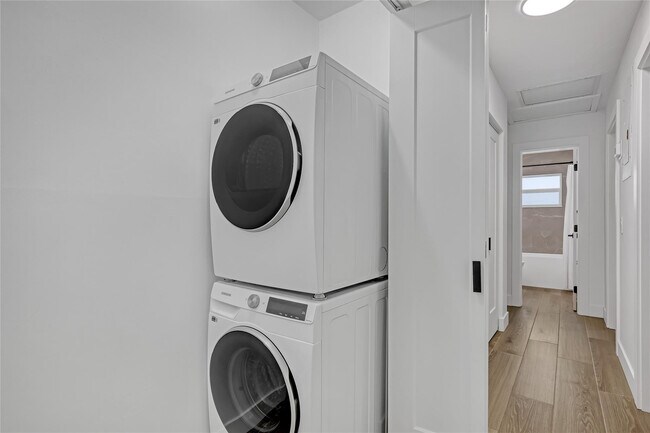 Building Photo - 416 W Mango St