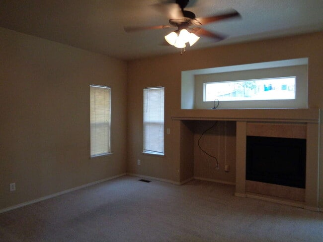 Building Photo - Super location close to shopping, schools,...