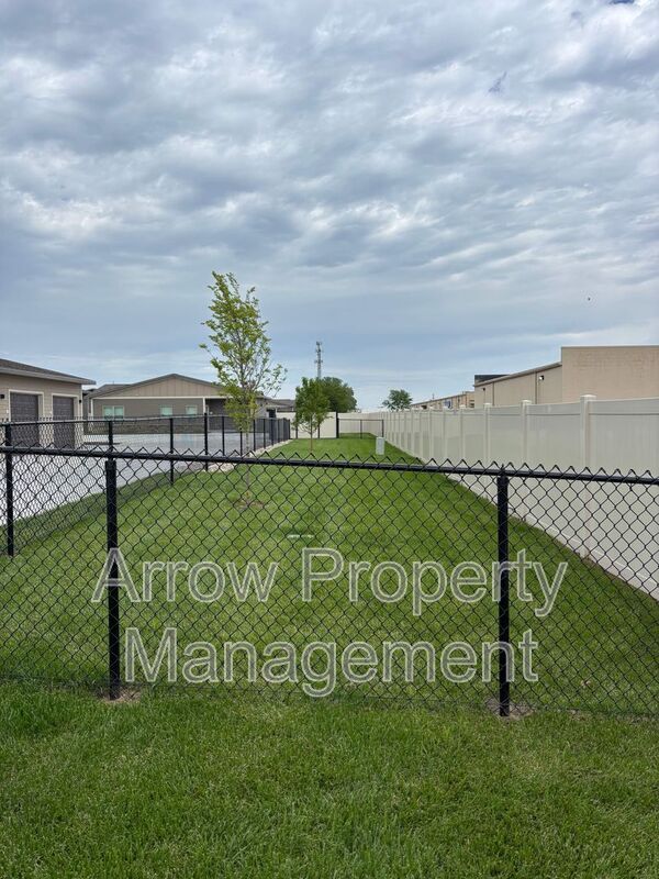 Building Photo - 1021 Claude Rd