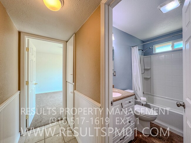 Building Photo - Charming Roseville Corner-Lot Home with RV...