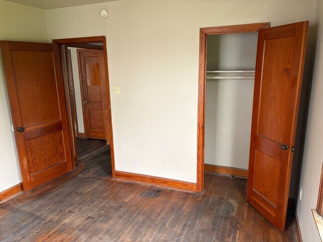 Building Photo - 2 Bedroom and 1 Bathroom House