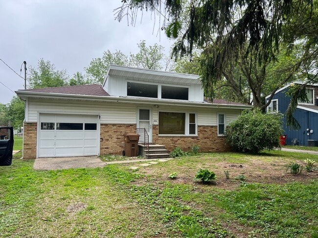 2602 W. John Street Champaign, IL - 2602 W John St