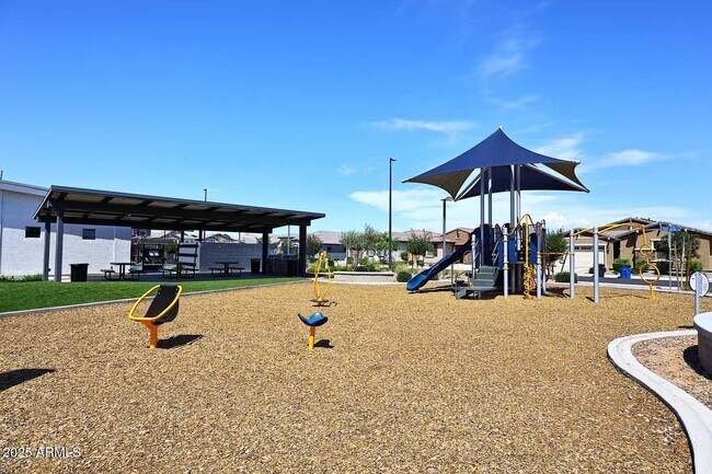 Building Photo - 2516 E King Bird Dr