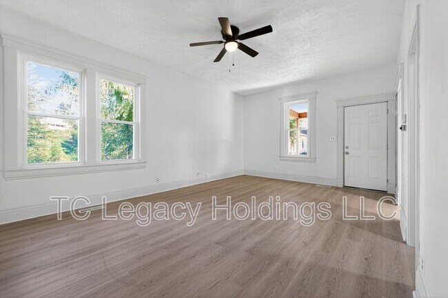 Building Photo - 115 Martin St