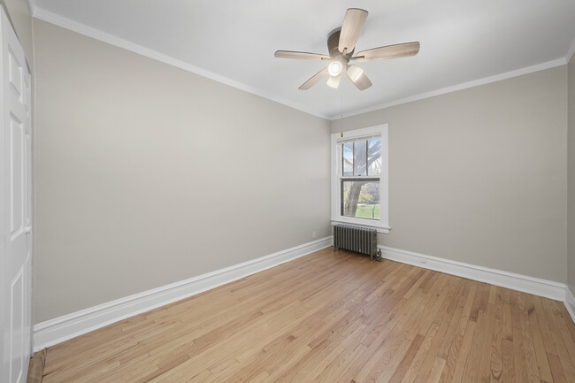 Building Photo - Massive (1255 SF)  2br/1ba in Oak Park's m...