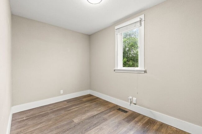 Building Photo - 5530 N Haight Ave