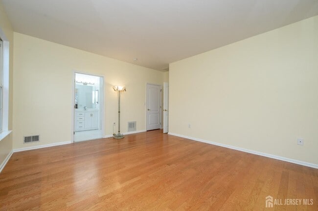 Building Photo - 131 Greenlawns Dr