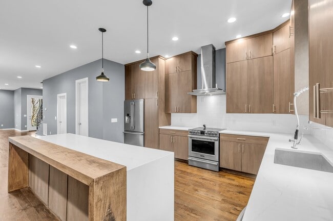 Building Photo - 418 37th Ave N