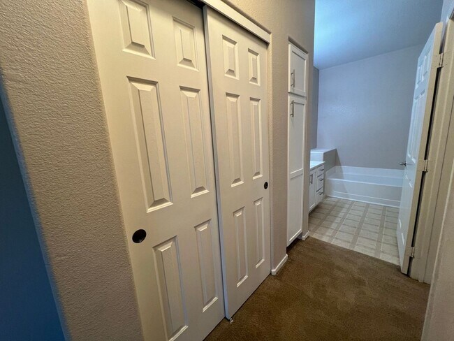 Building Photo - Henderson - 2 bedroom condo