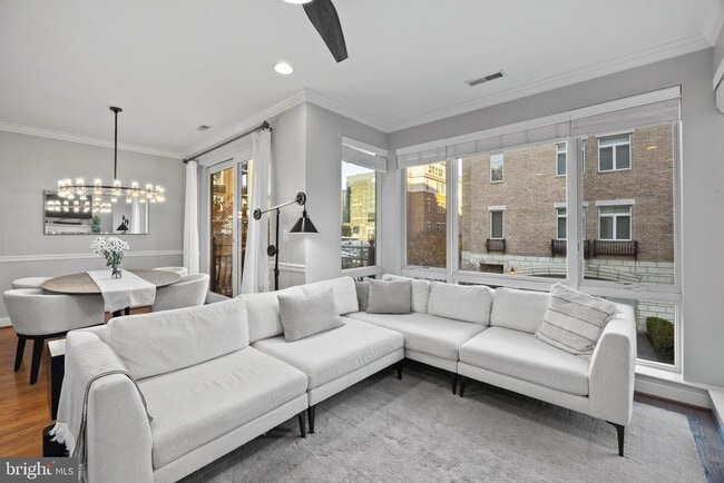 Building Photo - 900 Valencia Ct