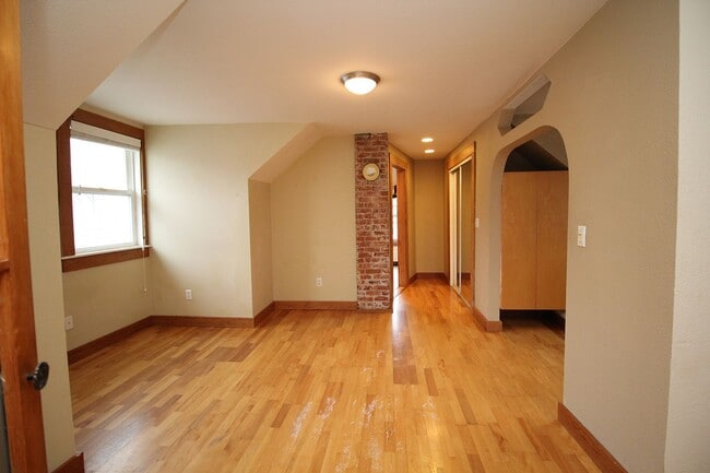 Building Photo - 3824 N Kerby Ave