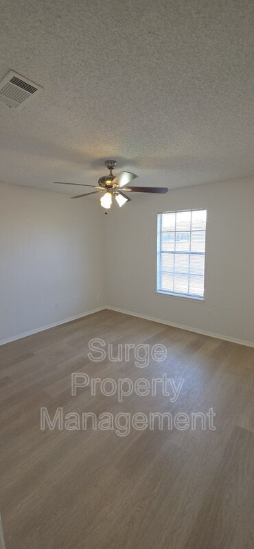 Building Photo - 235 Vista Way