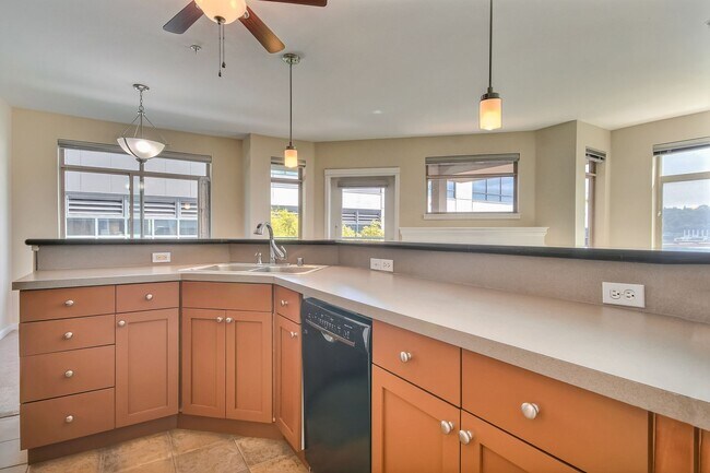 Building Photo - Views of Lake Union Gorgeous 2 bedroom with 2 decks