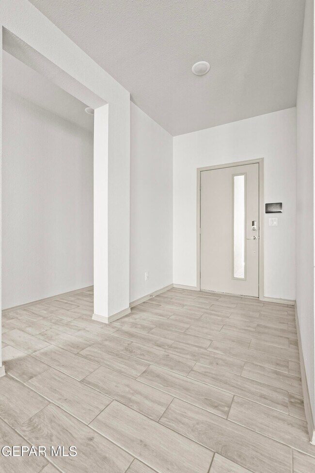 Building Photo - 12049 Hidden Gdns