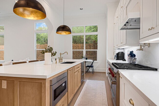 Building Photo - 2706 Tudor Manor