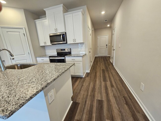 Building Photo - Like-New townhome in Concord