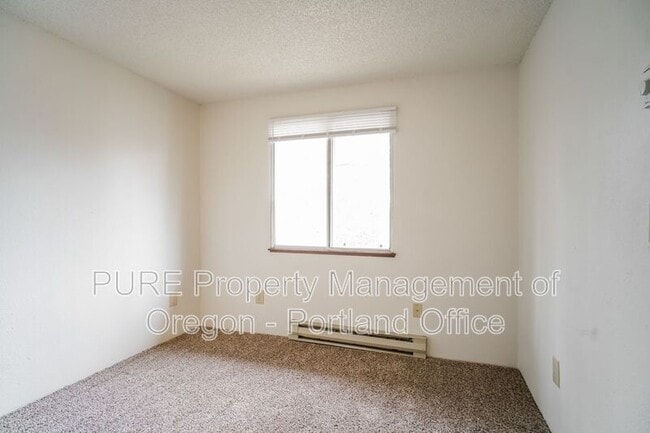 Building Photo - 14136 NE Sandy Blvd